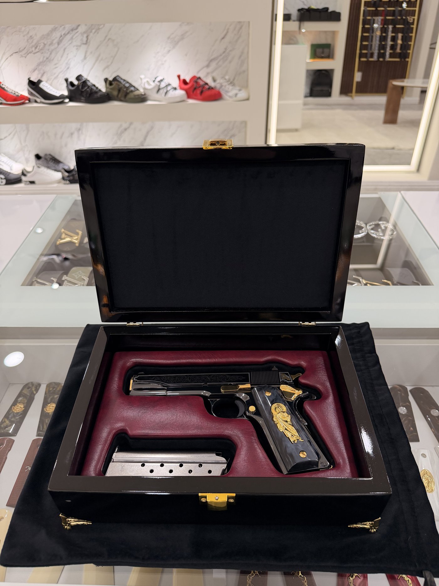 Estuche negro con cachas perla negra y Virgen en chapa de oro