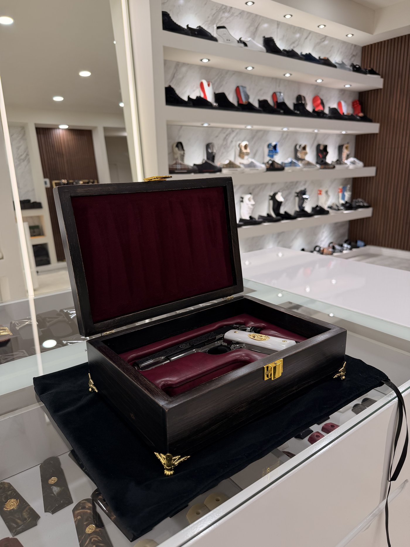 Estuche de madera grabada abierto con interior de terciopelo vino