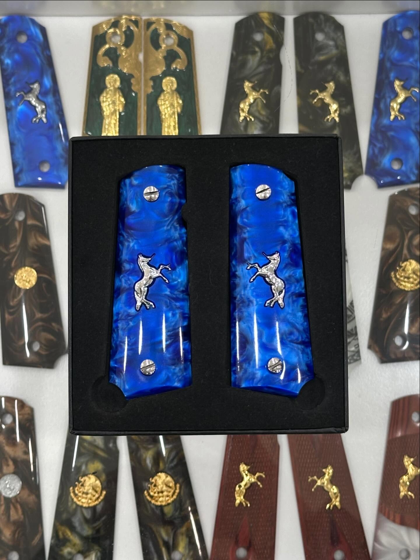 Cachas azul perla con potro plateado para Colt 1911 en su caja de presentación
